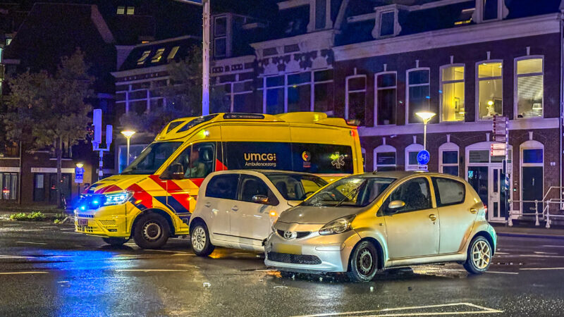 Twee auto’s beschadigd bij botsing op kruising in Leeuwarden