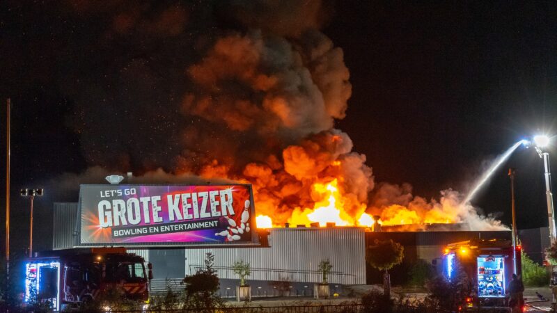 Grote uitslaande brand bij bowlingcentrum in Leeuwarden