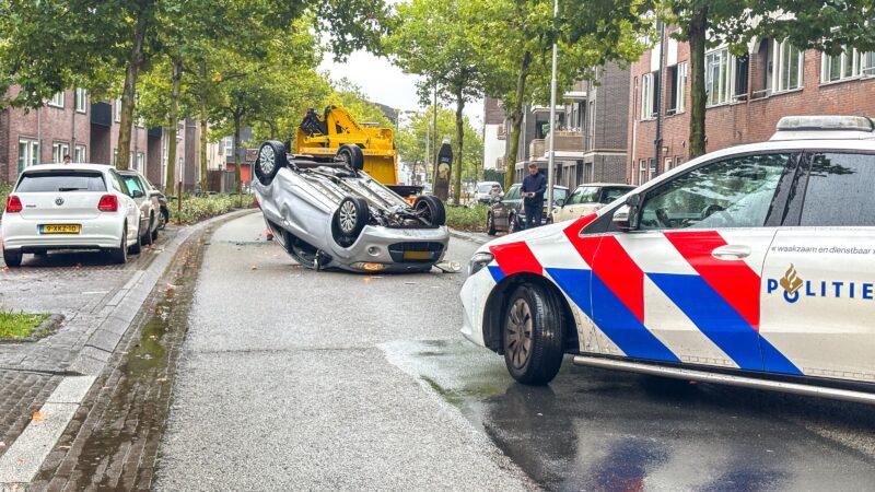 Auto slaat over de kop na botsing op Zuidvliet in Leeuwarden