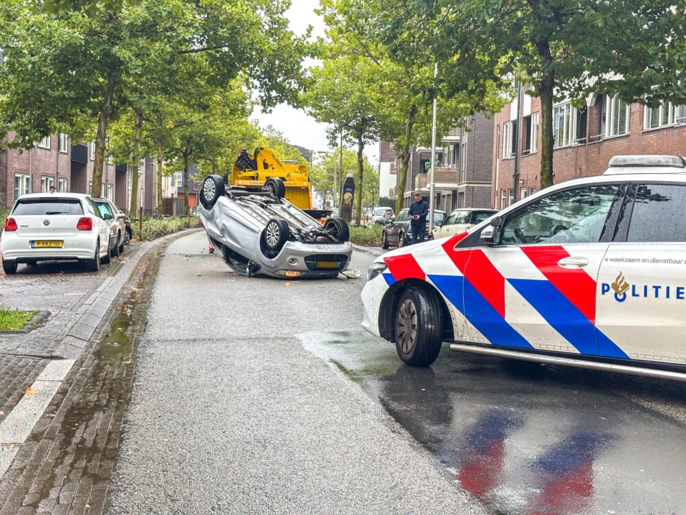 Auto slaat over de kop na botsing op Zuidvliet in Leeuwarden
