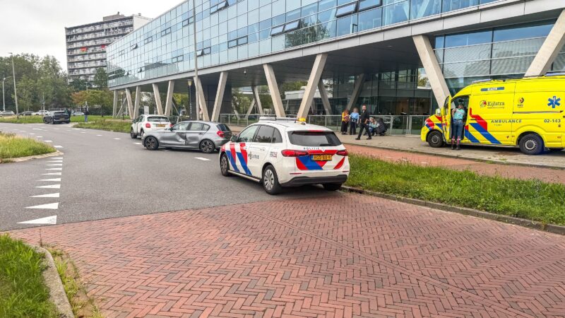 Twee auto’s botsen op Rengerslaan in Leeuwarden
