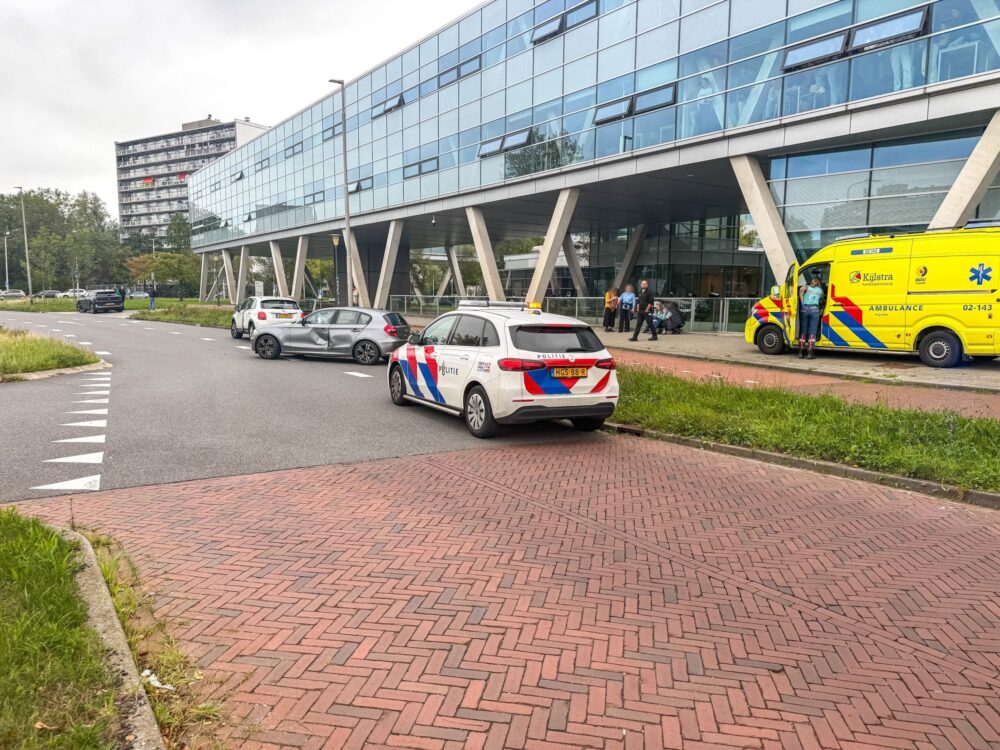 Twee auto’s botsen op Rengerslaan in Leeuwarden