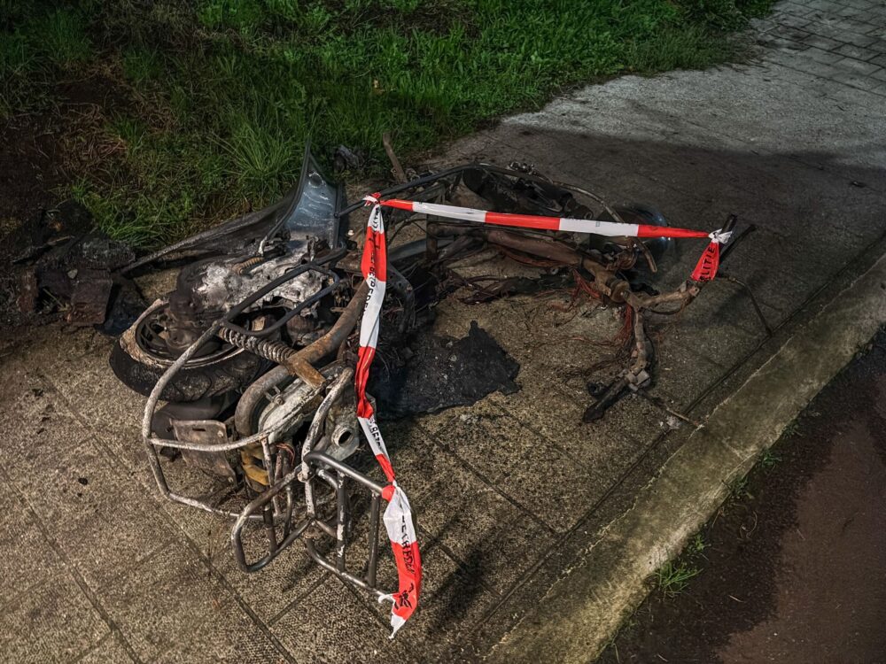 Scooter volledig uitgebrand in Harlingertunnel in Leeuwarden