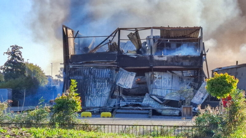 Bowling-partycentrum in Leeuwarden volledig verwoest door grote brand