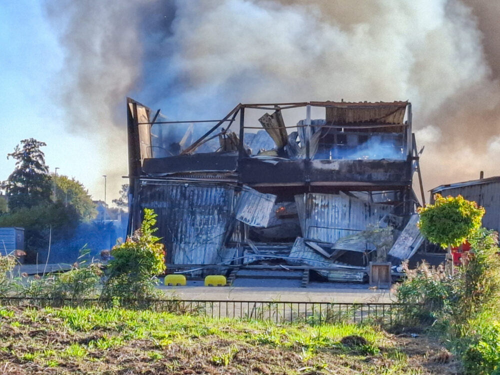 Bowling-partycentrum in Leeuwarden volledig verwoest door grote brand