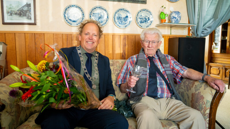 Ruud Roosken (100) ontvangt felicitatiebezoek van locoburgemeester