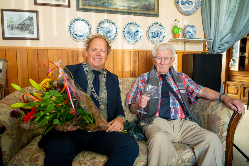 Ruud Roosken (100) ontvangt felicitatiebezoek van locoburgemeester