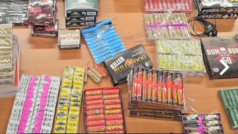 30 kilo illegaal vuurwerk in beslag genomen in Camminghaburen; minderjarige jongen en man (50) aangehouden