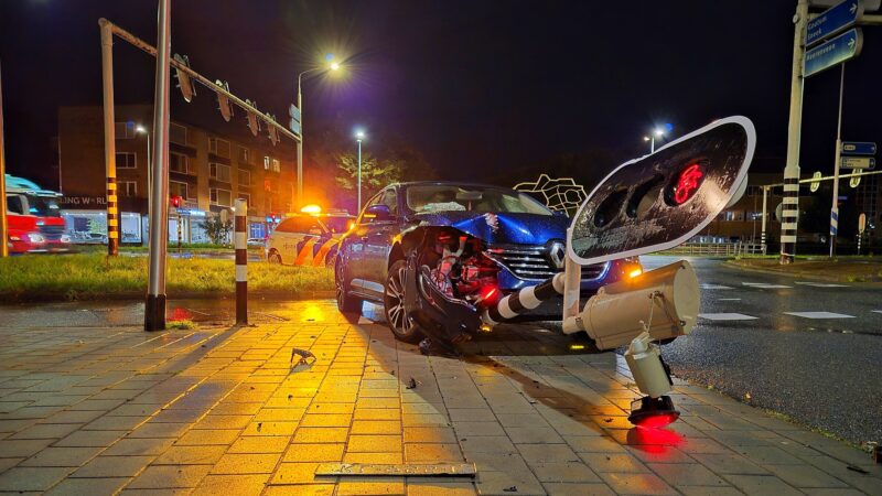 Auto ramt verkeerslicht op Julianalaan in Leeuwarden, bestuurder aangehouden