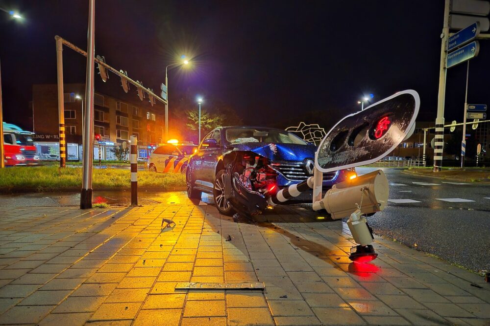 Car crashes into traffic light on Julianalaan in Leeuwarden, driver arrested