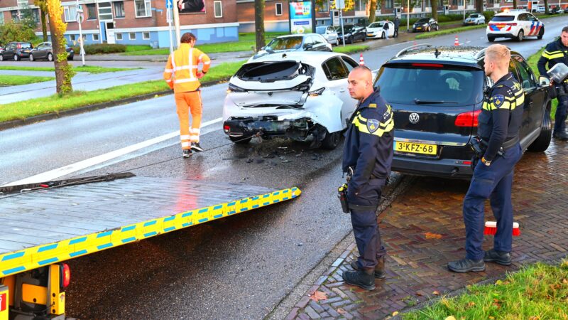Flinke schade bij kop-staartbotsing op Archipelweg in Leeuwarden