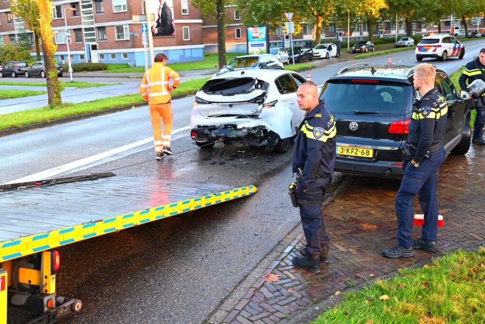 Flinke schade bij kop-staartbotsing op Archipelweg in Leeuwarden