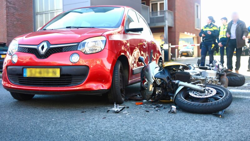 Motorrijder komt met de schrik vrij na botsing met auto op Achter de Hoven