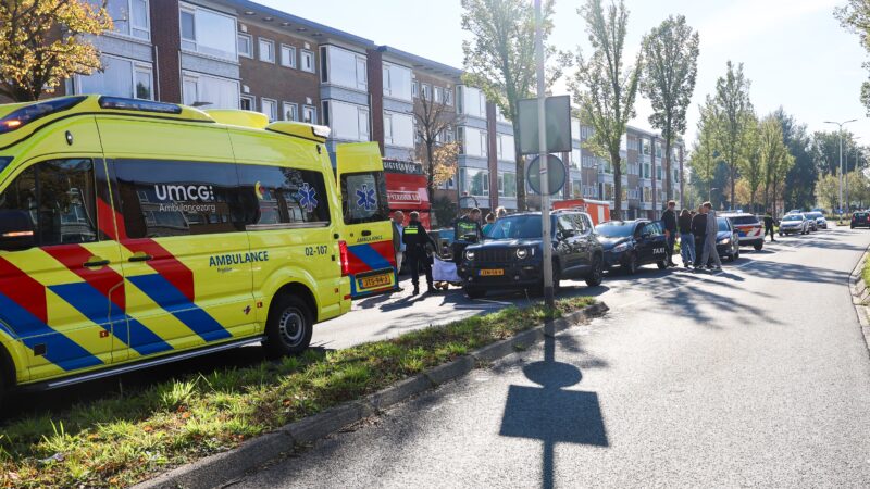 Persoon gewond bij botsing tussen drie auto’s op Pieter Stuyvesantweg