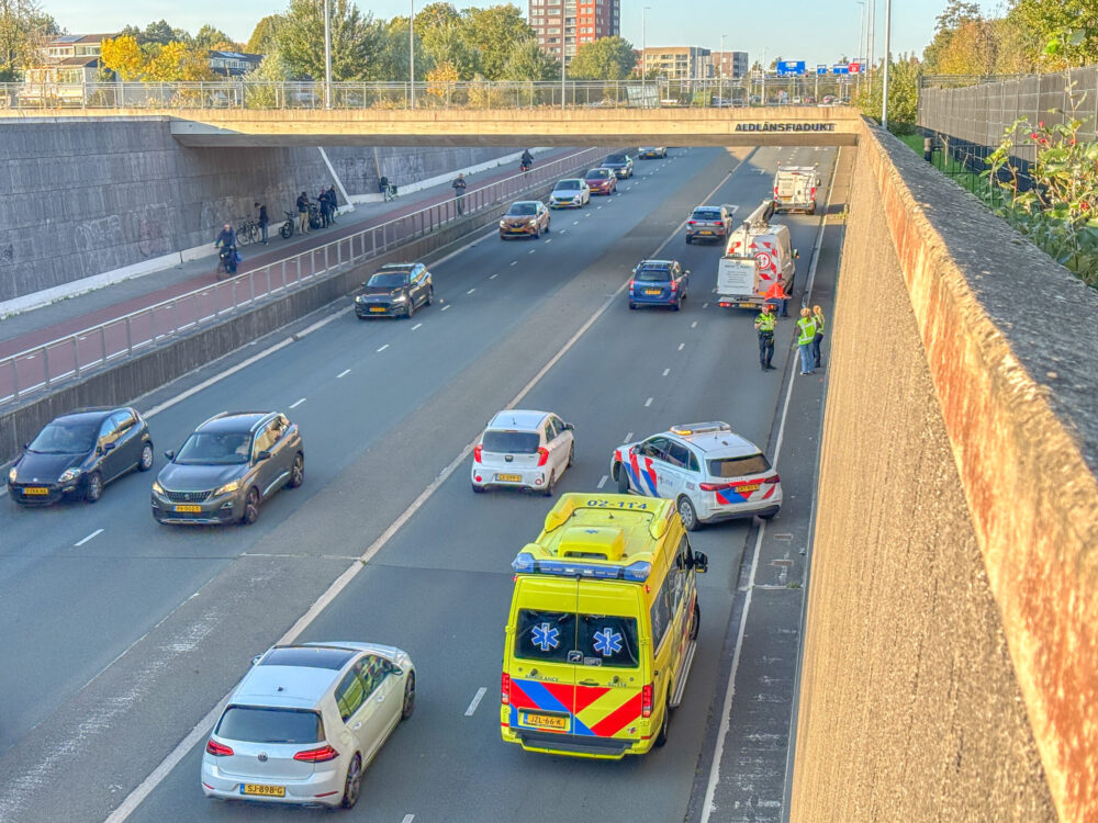 Twee bestelbussen van hetzelfde bedrijf botsen op Drachtsterweg