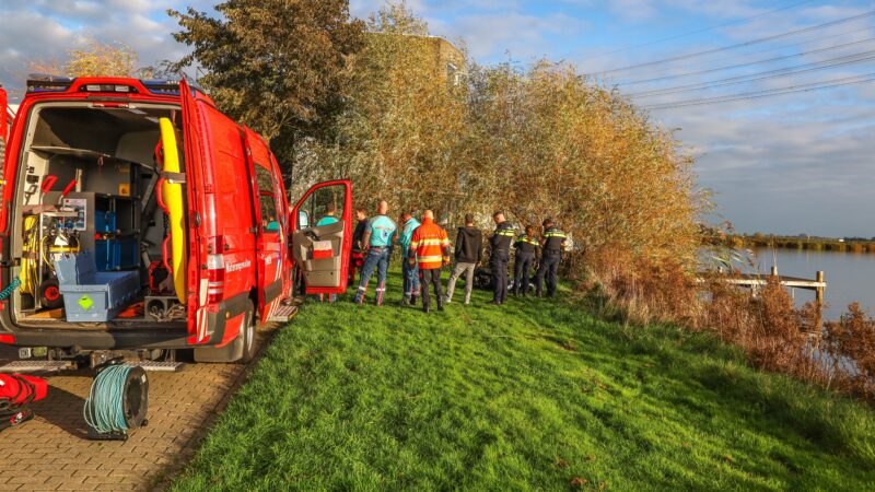 Zwaar beschadigde scooter aangetroffen in water aan Suder Stienplaat in Leeuwarden