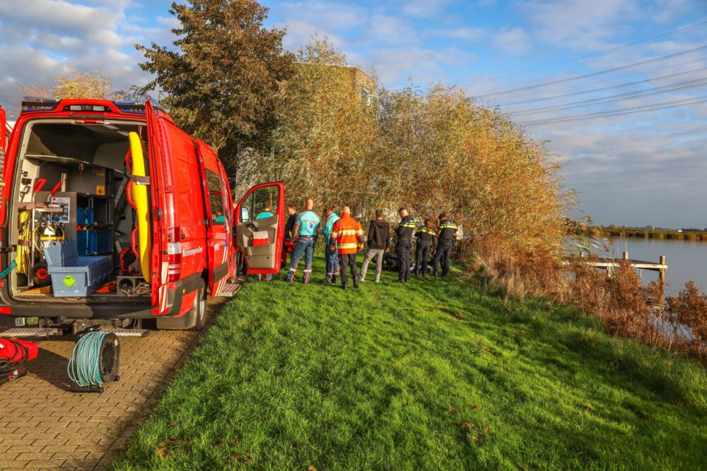 Zwaar beschadigde scooter aangetroffen in water aan Suder Stienplaat in Leeuwarden