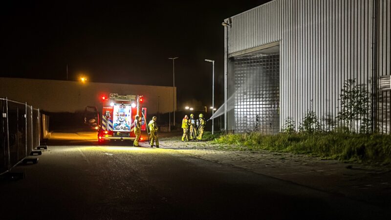 Brand bij voormalig dierenwinkel aan Snekertrekweg in Leeuwarden