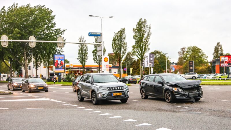 Twee auto’s botsen op verkeersplein Groningerstraatweg in Leeuwarden
