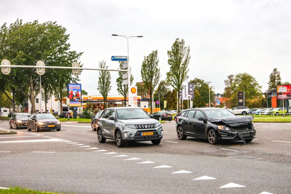Twee auto’s botsen op verkeersplein Groningerstraatweg in Leeuwarden