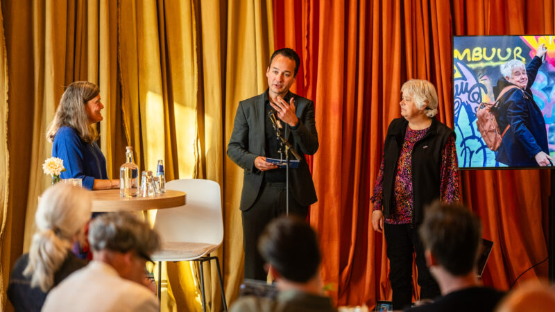Pauline Everts ontvangt Leeuwarder Leeuwtje voor inzet voor toegankelijk Leeuwarden