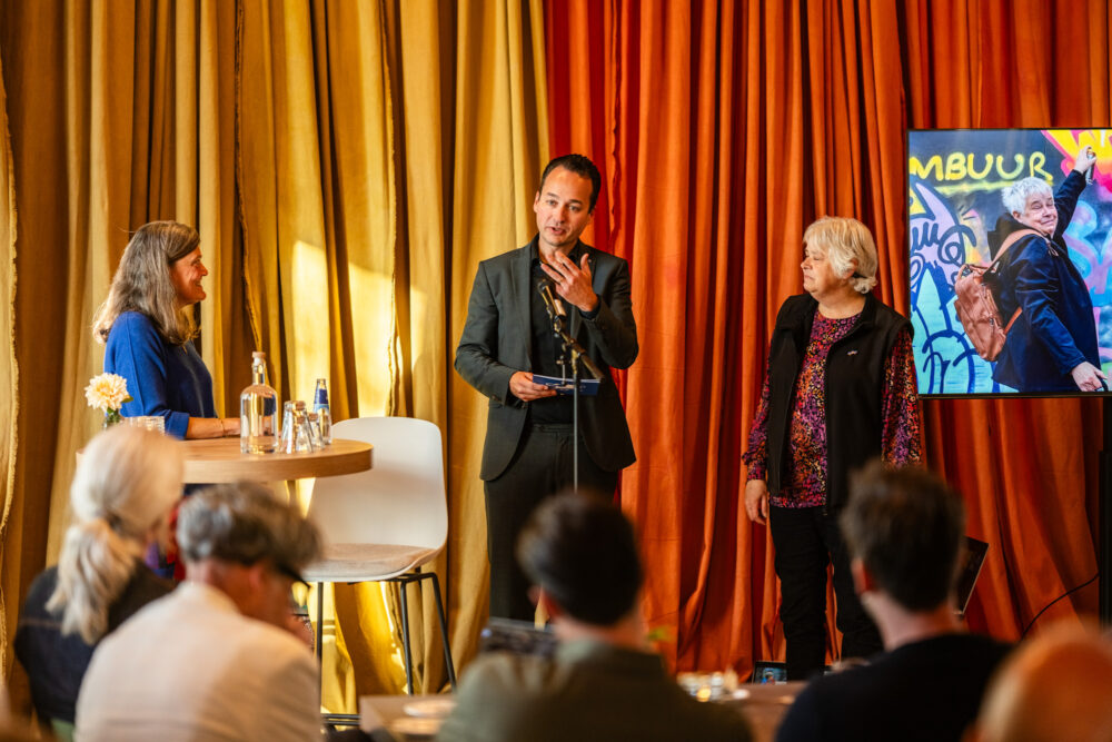 Pauline Everts ontvangt Leeuwarder Leeuwtje voor inzet voor toegankelijk Leeuwarden