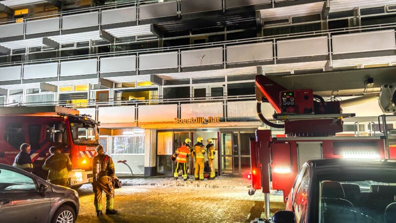 Brand in trappenhuis flat aan Soestdijkstraat in Leeuwarden, scootmobiel in brand