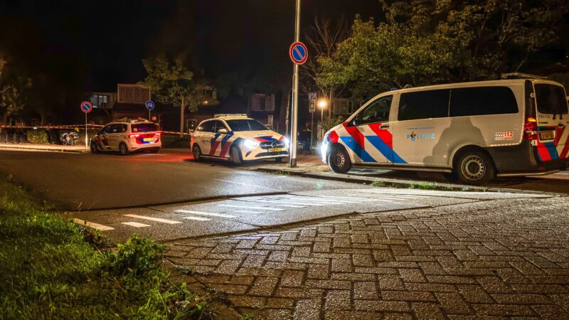 Politie zet fietspad en struiken af na melding van schoten in Leeuwarden