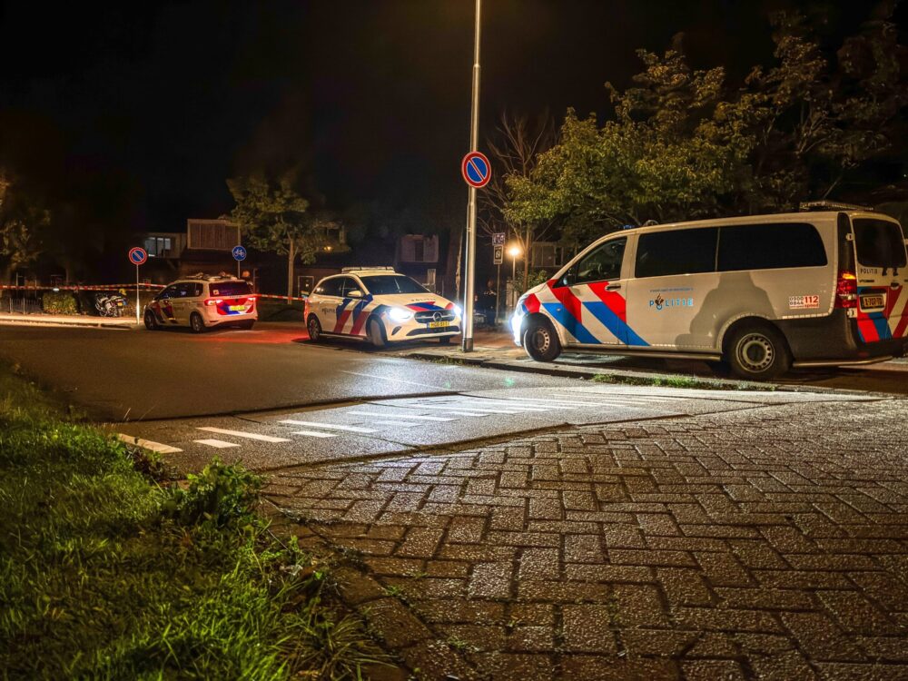 Politie zet fietspad en struiken af na melding van schoten in Leeuwarden